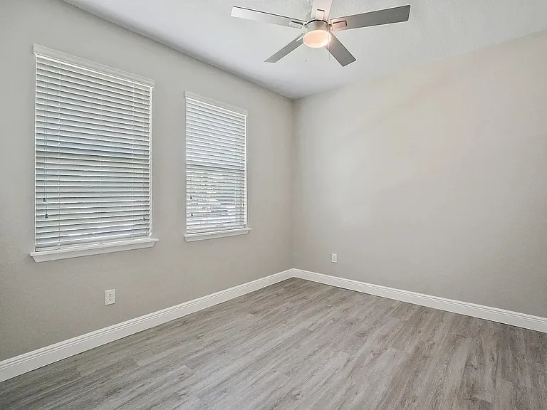 2924 W Chestnut St — Photo 8