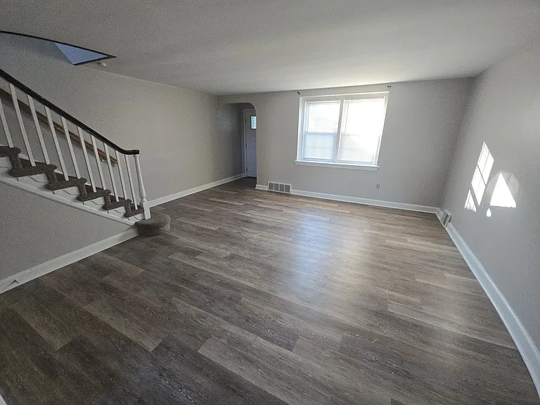 1235 E 12th St — Photo 7