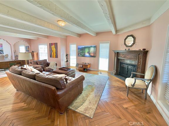 3rd image of 327 Aster St