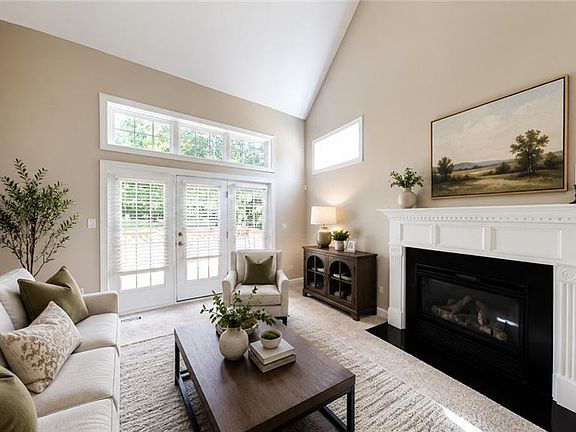 4th image of 4024 Colonial Cres