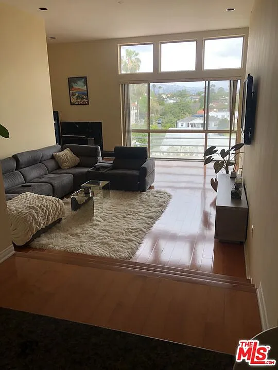 2 bed, 2.5 bath, 1648 sqft, $4,200 — Photo 4
