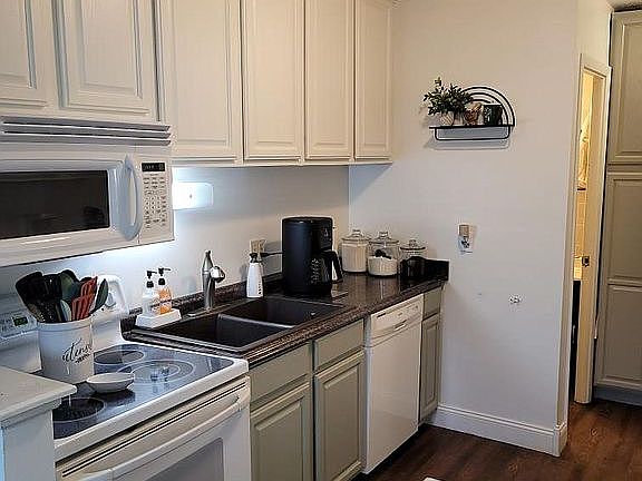 5th image of 4209 Regal Ave