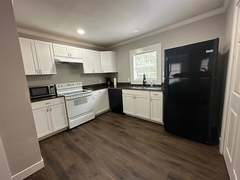 3 bed, 1.0 bath, 1000 sqft, $1,850 — Photo 16