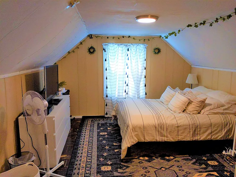 Neutral paint, large sunny window, ensuite 1/2 bathroom.