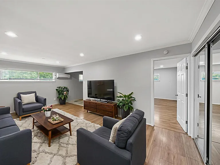 311 Hawthorne St #16 — Photo 5