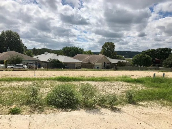 1813 Chateau Ln N, Kerrville, TX 78028