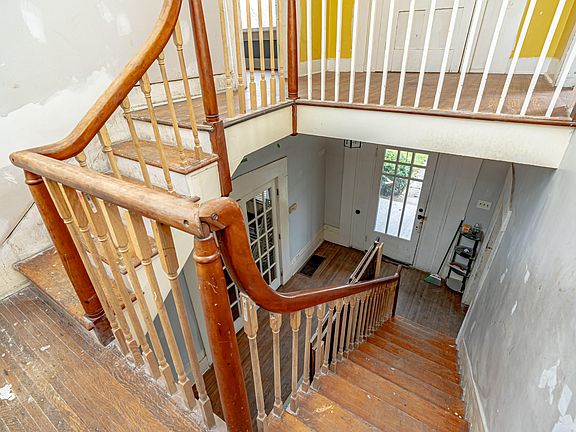 4th image of 810 Main St