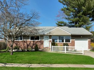30 Sheridan St, Old Bethpage, NY 11804