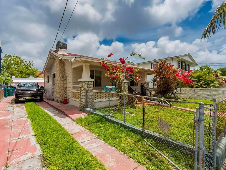 1243 SW 3rd St — Photo 32