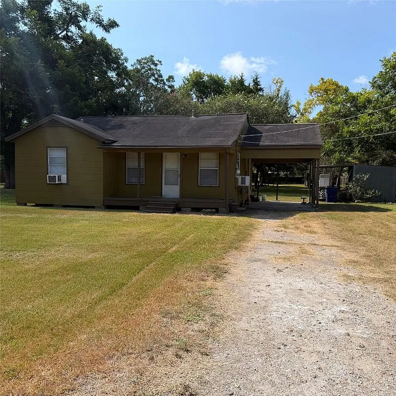 3 bed, 1.0 bath, 934 sqft, $1,300 — Photo 1