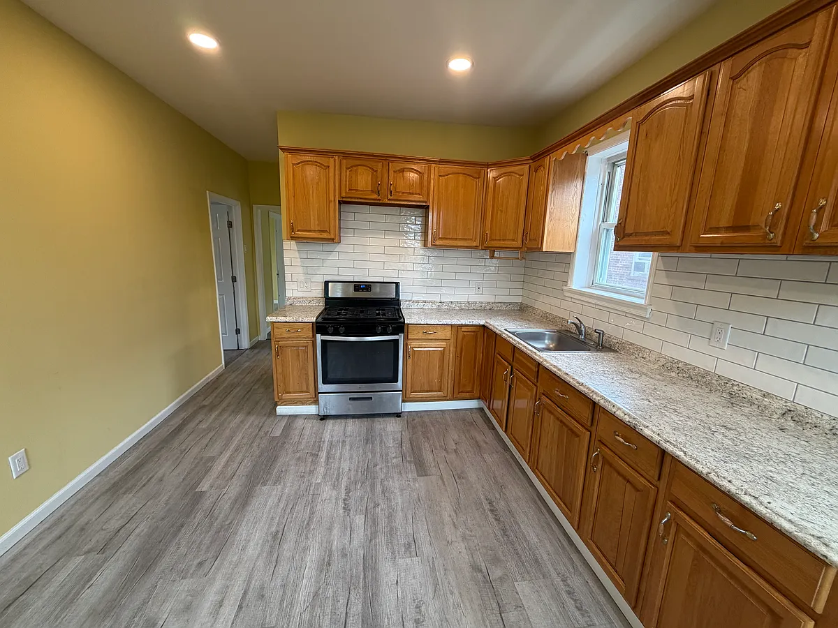 Building Photo - 558-560 Bond St #2