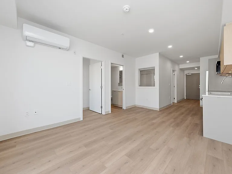 1529 Oxford St — Photo 49