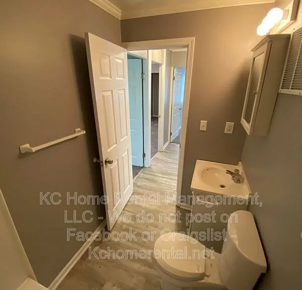 704 NE 45th Ter — Photo 7