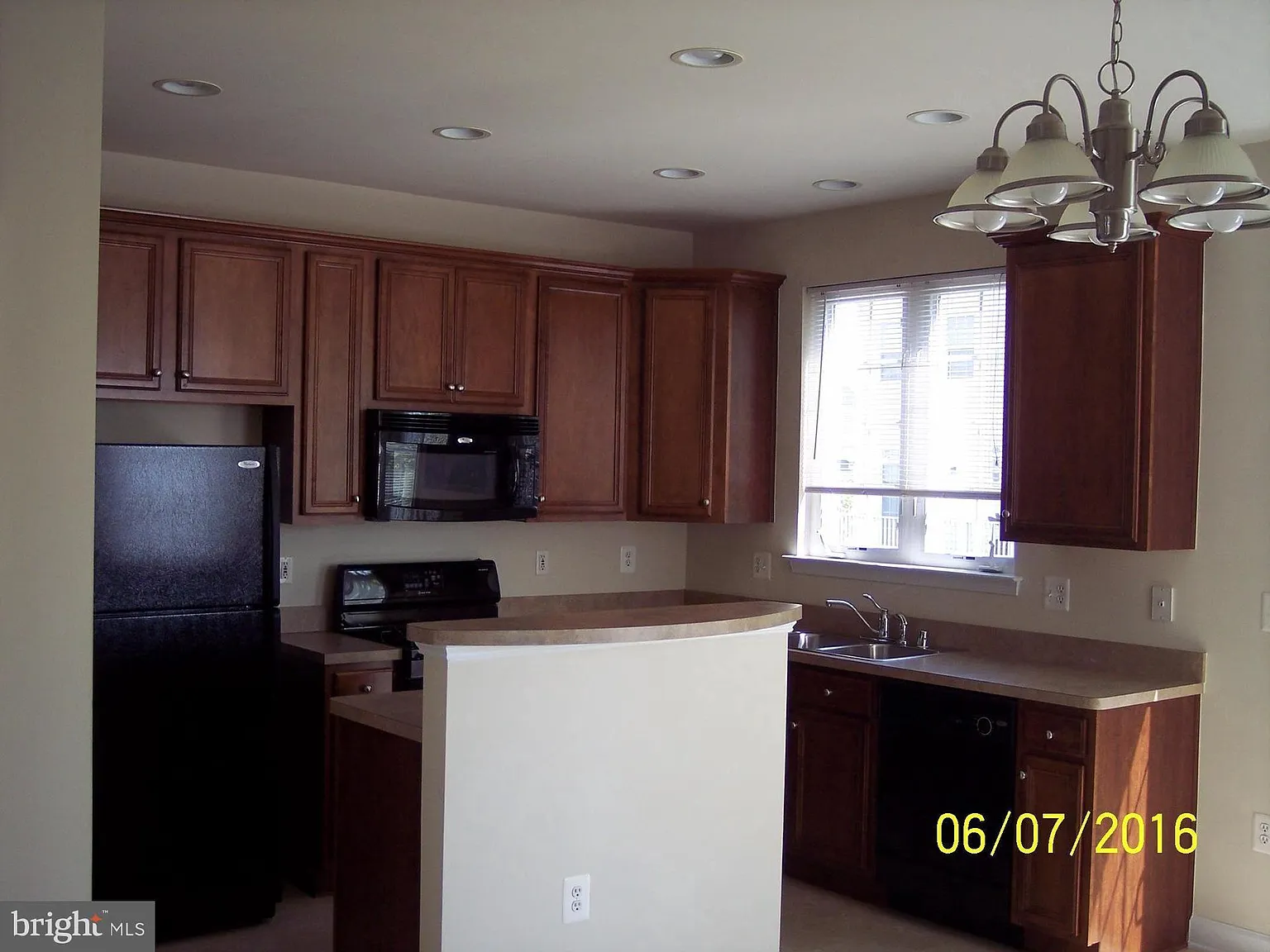 3 bed, 4.0 bath, 1980 sqft, $3,100 — Photo 4