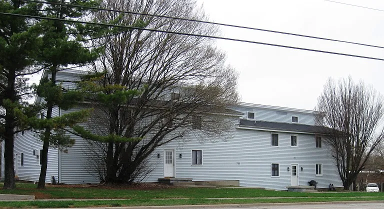 711 S Towanda Ave — Photo 1
