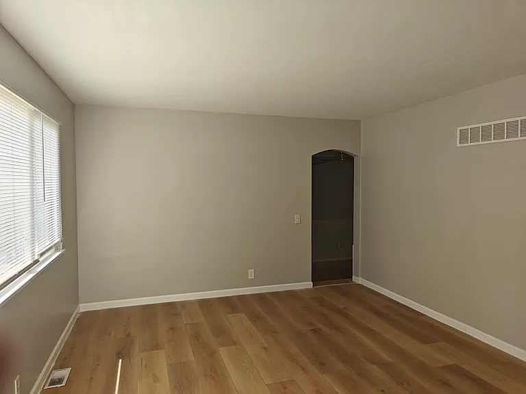 435 Wren Dr — Photo 2