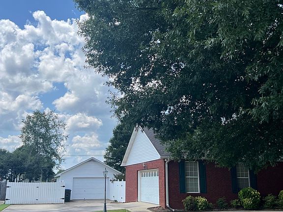 5th image of 1802 Lillian Dr