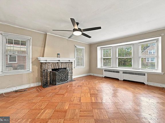 5th image of 828 Knorr St