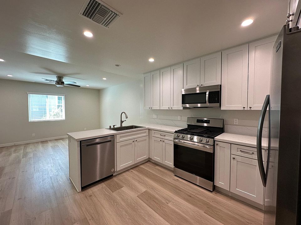 Full sized kitchen, quartz counters and stainless appliances.