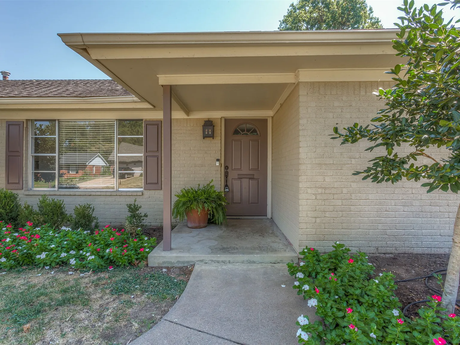 3 bed, 2.0 bath, 1786 sqft, $2,300 — Photo 4