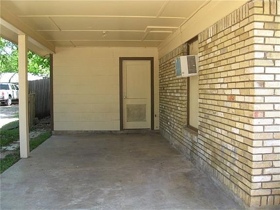 Carport & Utility Room