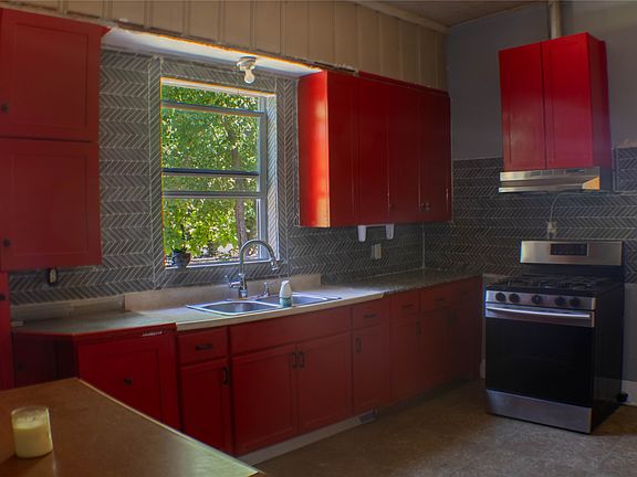 3rd image of 1106 6th St SE