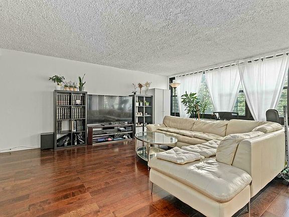 5th image of 166-10 Powells Cove Blvd #4D