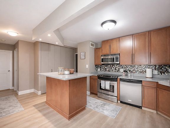 2nd image of 3930 N Pine Grove Ave APT 310