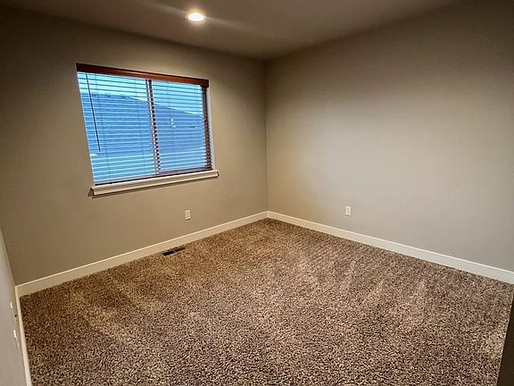 5th image of 1086 S New Oak Ln