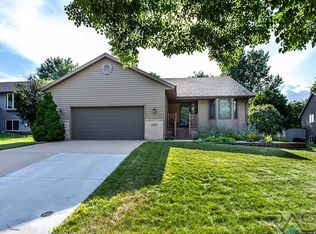 1909 S Gordon Dr, Sioux Falls, SD 57110
