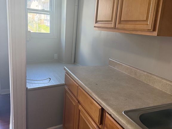 5th image of 86 Wolcott St