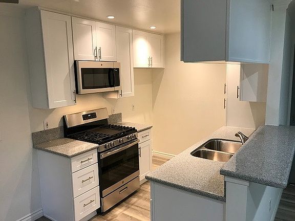 4th image of 6450 Woodman Ave APT 4