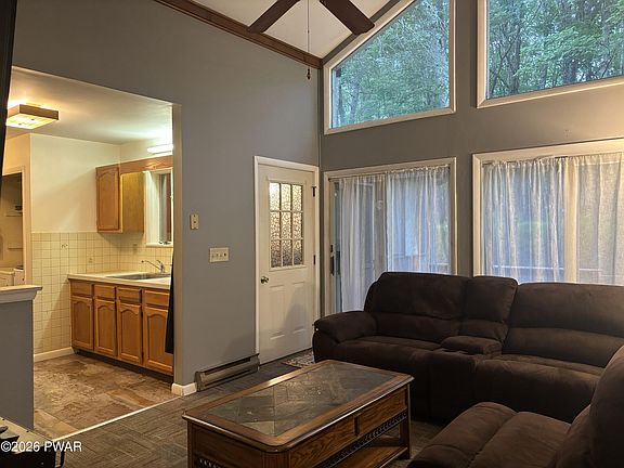 4th image of 129 Surrey Ln