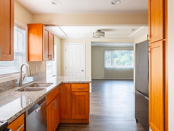 Kitchen & Dining Area