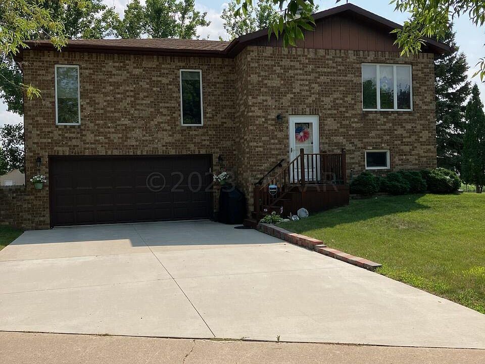 1st image of 715 Elmwood Dr W