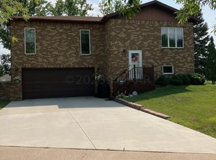 715 Elmwood Dr W, West Fargo, ND