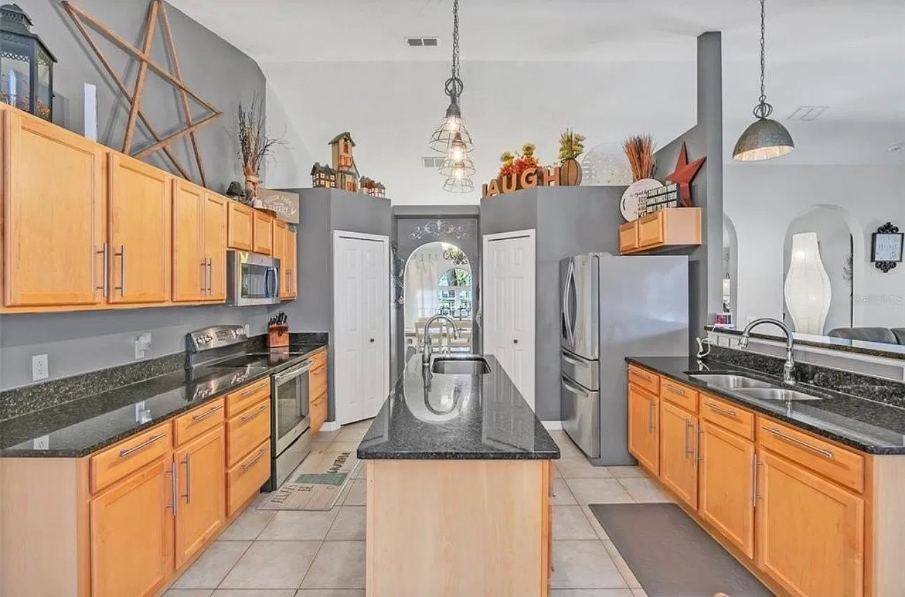 920 Westcliffe Dr — Photo 3