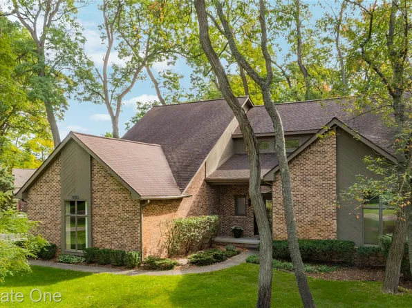 9393 Arbor Way, Commerce Township, MI 48382
