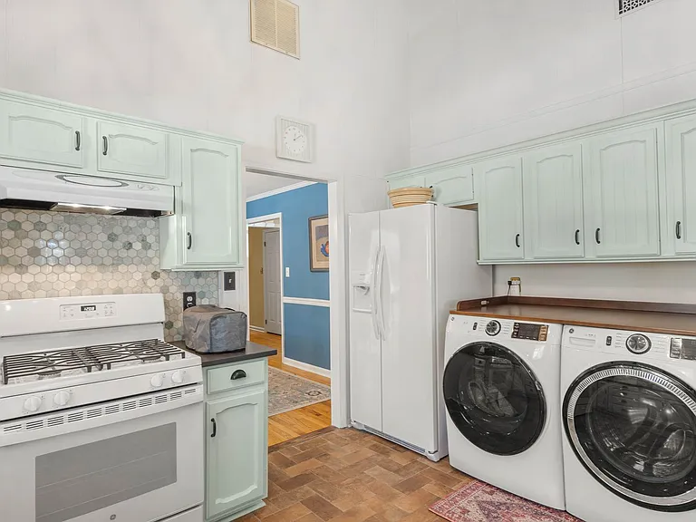 106 Kingsbridge Rd — Photo 8