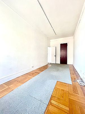 5th image of 16 E 71st St #1D