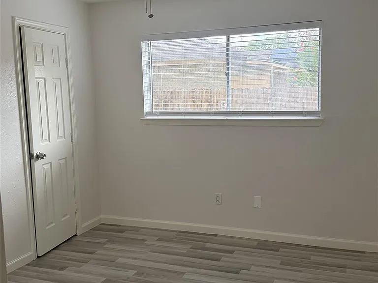 1211 Twining Oaks Ln N — Photo 15