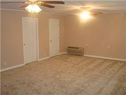4th image of 940 N Main St