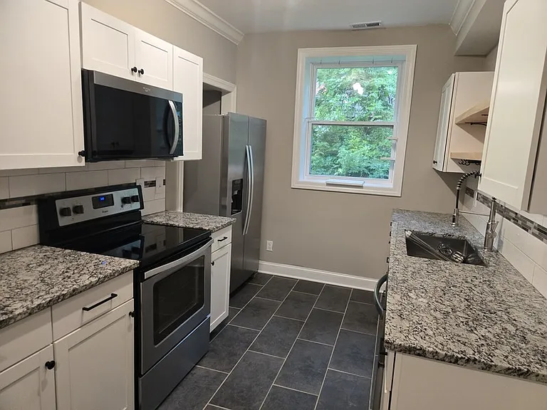 545 Lakeview Dr #B — Photo 2