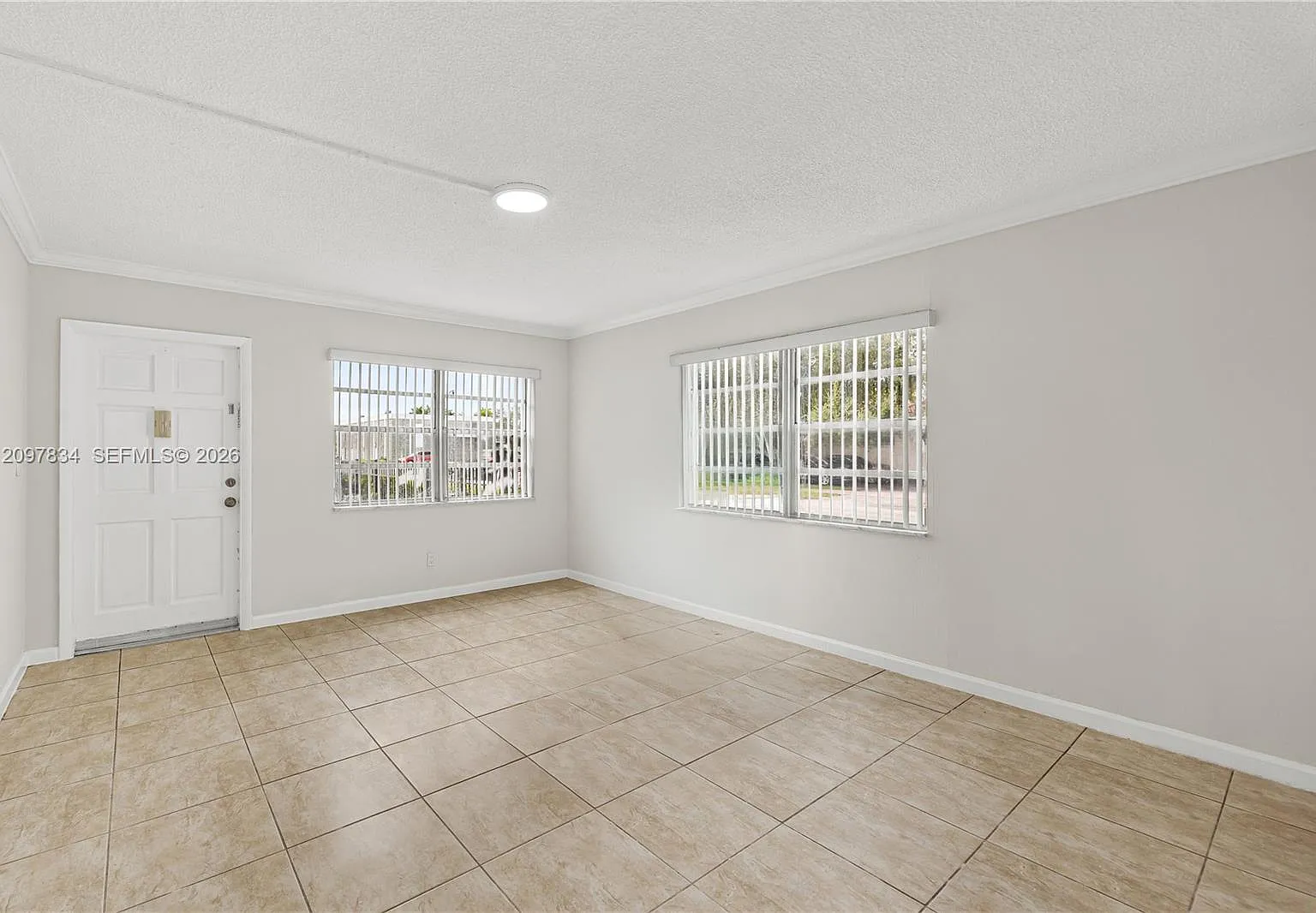 4933 Hollywood Blvd — Photo 2