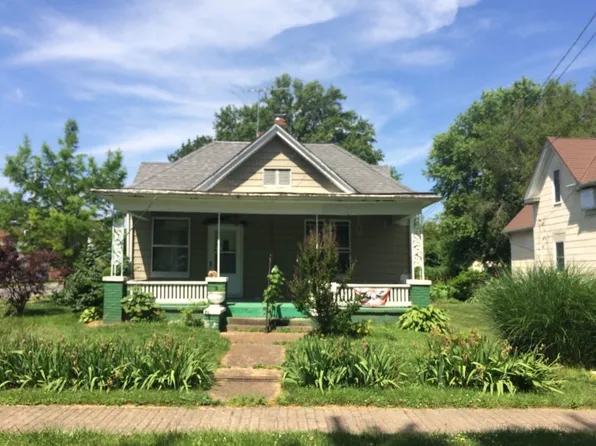 402 N East St, Carlinville, IL 62626