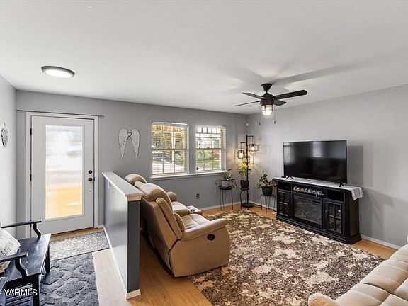 3rd image of 631 Westwind Dr