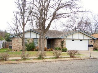 208 Crestwood Dr, Kerrville, TX 78028