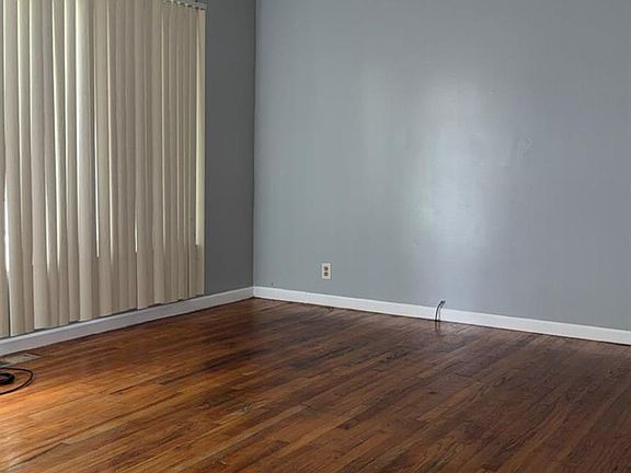 4th image of 8094 Oak St