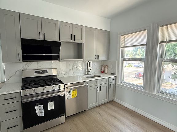 3rd image of 3886-3888 Washington St #1
