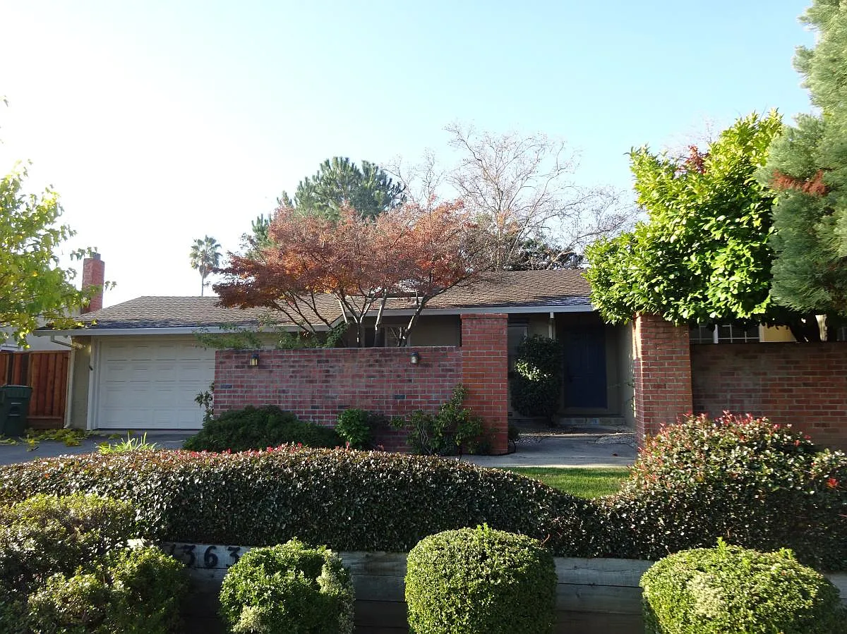 4 bed, 2014 sqft, $4,395 — Photo 2